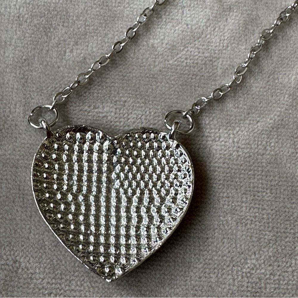 Fashion Jewelry Necklace Silver Heart Shaped American Flag NWOT - Picture 5 of 5